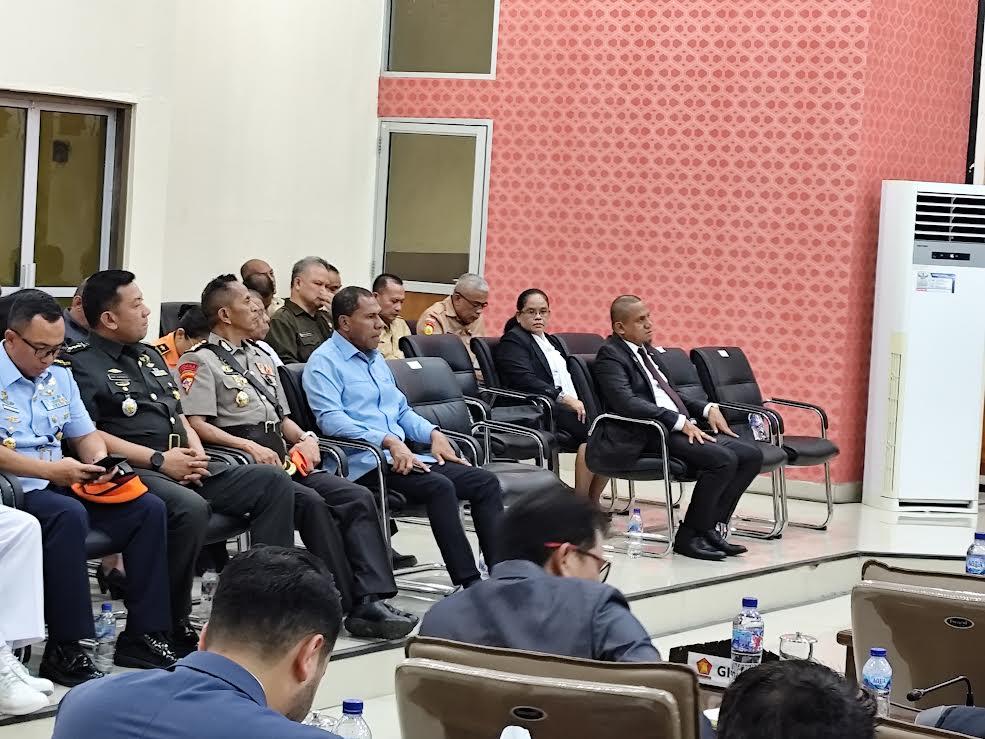 Johni-Asadoma-baju-biru-sedang-mengikuti-rangkaian-agenda-paripurna.jpg