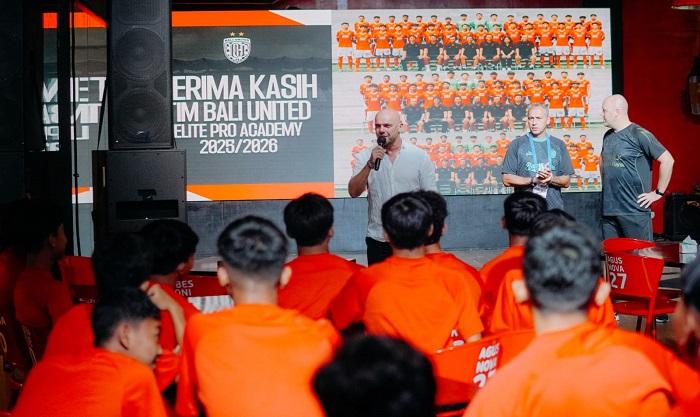 Johnny-Jansen-saat-memberikan-bekal-pengetahuan-bola-kaki.jpg