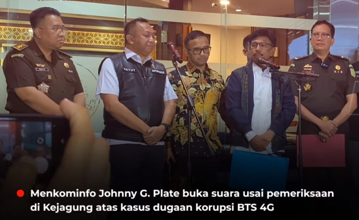 Johnny-Plate-Usai-Diperiksa-di-Kejaksaan-Agung.jpg