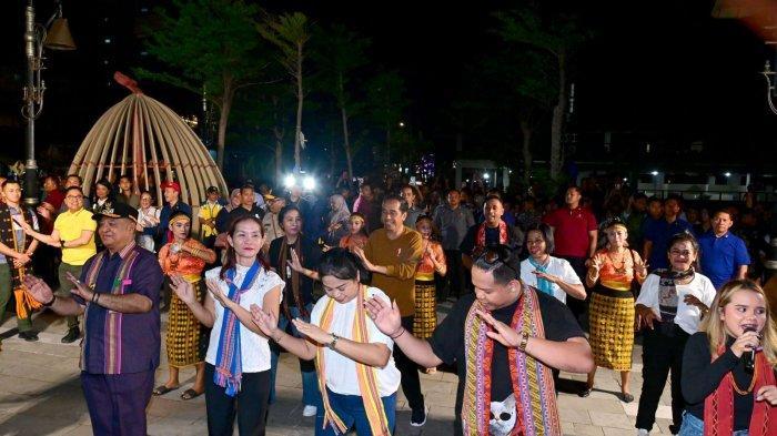 Jokowi-Menari-di-Pantai-Kelapa-Lima.jpg