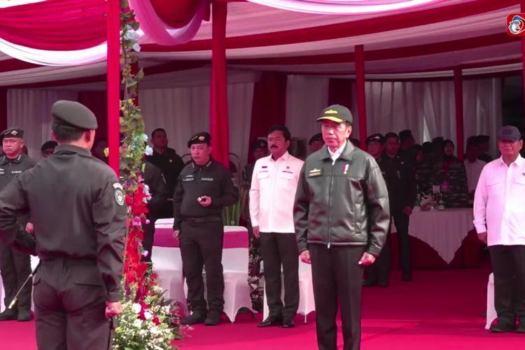 Jokowi-Terima-Brevet-Hiu-Kencana.jpg