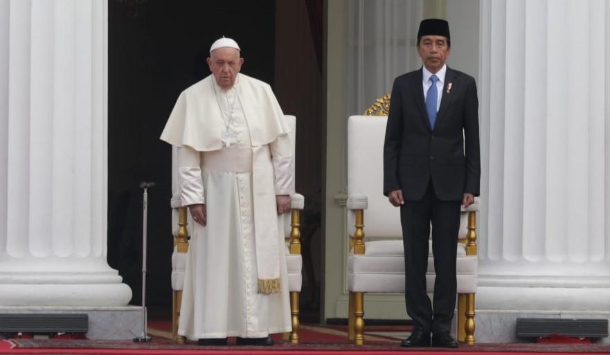 Jokowi-dan-Paus-Fransiskus-di-Istana-Merdeka.jpg