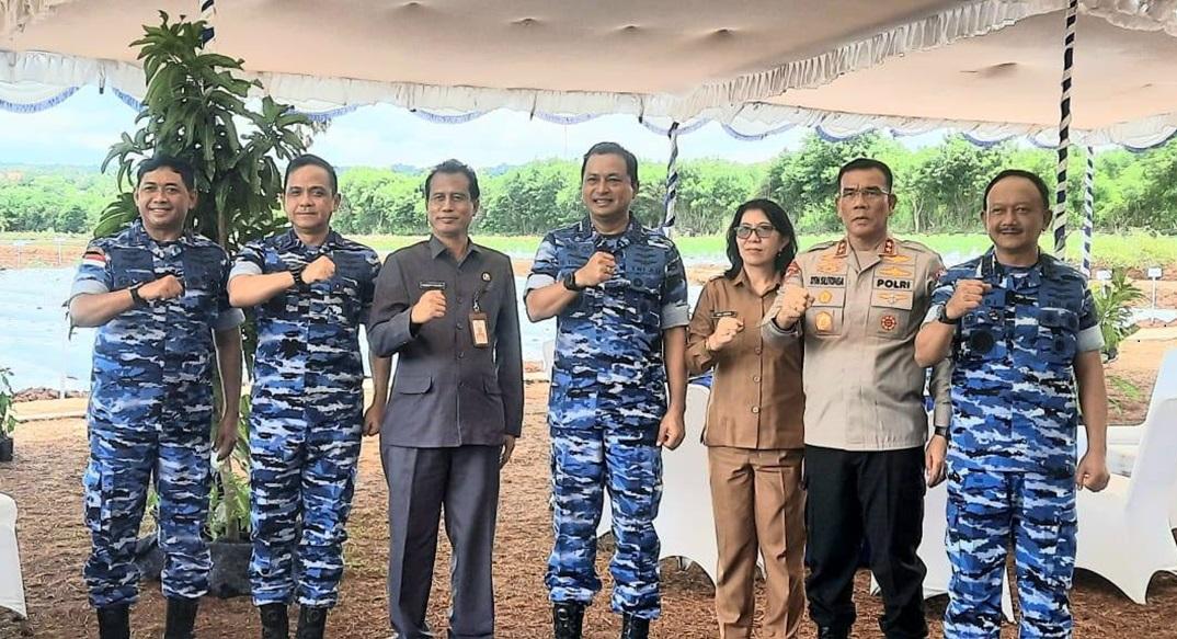 KASAU-Marsekal-Tonny-Harjono-foto-bersama-Asisten-II-Setda-NTT-Kapolda-NTT-dan-Sekda-Sumba-Timur.jpg