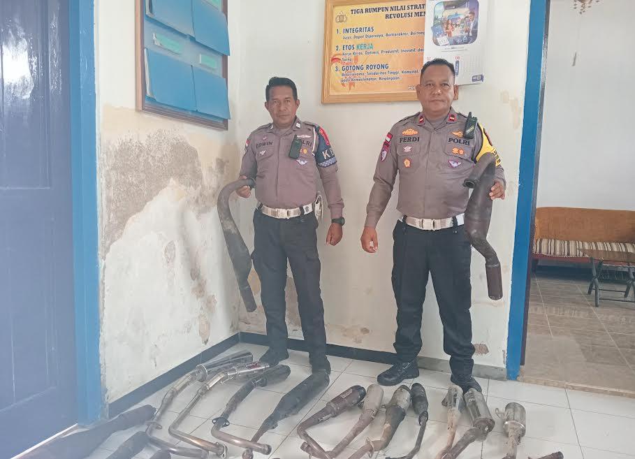 KBO-Satlantas-Aiptu-Edwin-Batmanlussy-menunjukkan-knalpot-brong-yang-disita.jpg