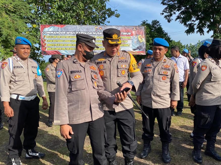 Antisipasi Judi Online, Kapolres Ende Periksa Handphone Anggota