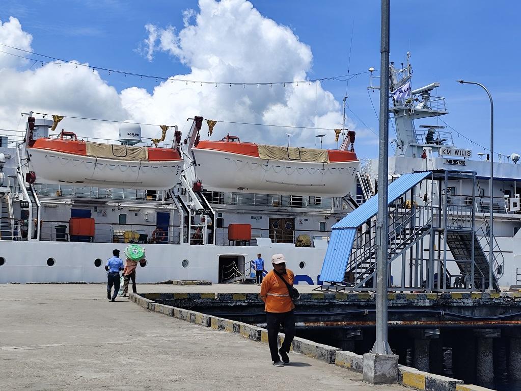 KM-Wilis-salah-satu-kapal-milik-PT-Pelni-ketika-sandar-di-Pelabuhan-Tenau-Kupang.jpg