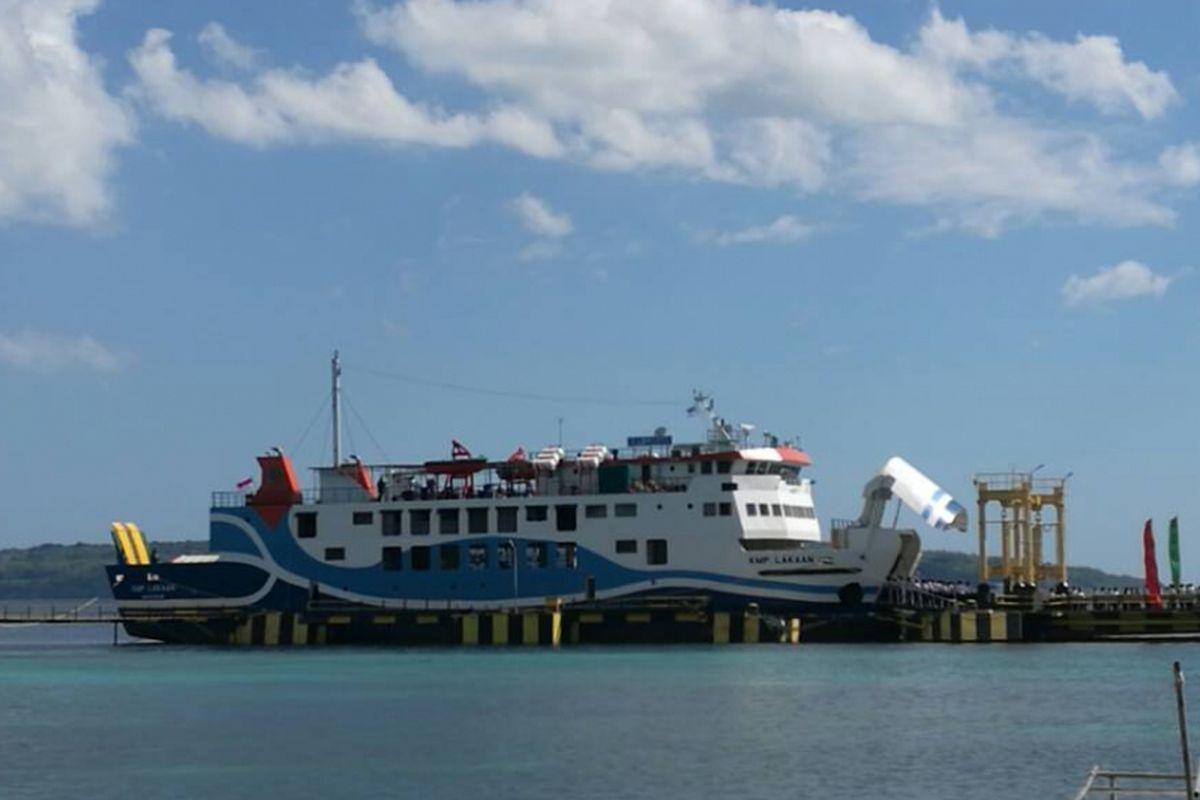 KMP-Lakaan-di-Pelabuhan-Bolok.jpg