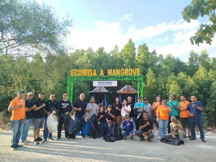 Komunitas Ex-ASN Rote Ndao Pungut Sampah di Ecowisata Mangrove Oesapa Barat Kota Kupang - Pos-kupang.com