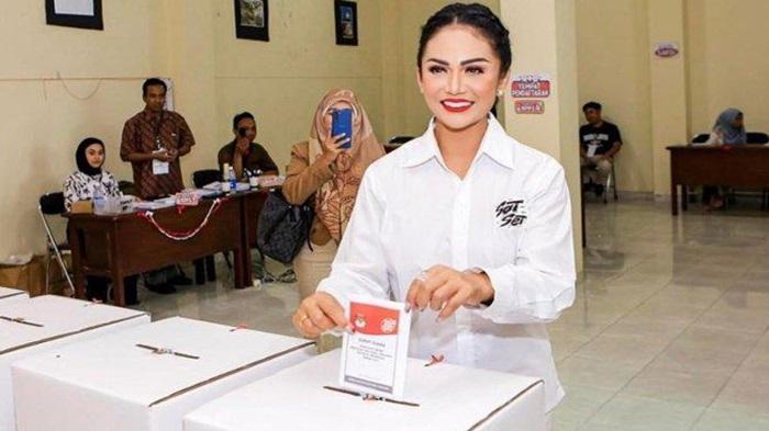 Krisdayanti Dilaporkan ke Bawaslu, Ibunda Aurel Hermansyah Sebut Wajar Keliling ke Sejumlah TPS