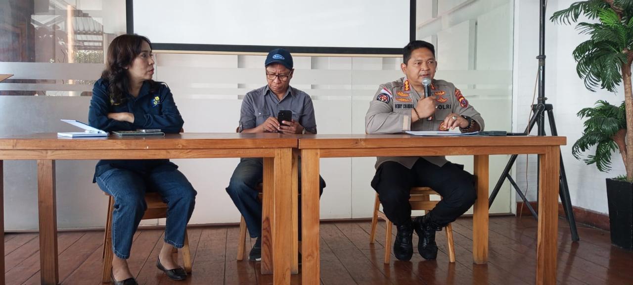 Kabid-Humas-Polda-NTT-Kombes-Pol-Henry-Novika-Chandra-dalam-diskusi.jpg
