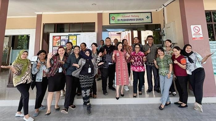 Kadis-Kesehatan-Rote-Ndao-dr-Nelly-Febriany-Riwu-foto-bersama-pegawai-Puskesmas-Eahun-usai-sidak.jpg
