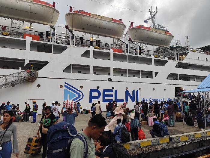 Kapal-Pelni-sandar-di-Pelabuhan-Tenau-Kupang.jpg