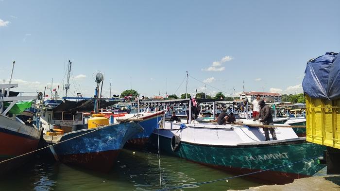 Kapal-di-TPI-Oeba-Kota-Kupang.jpg