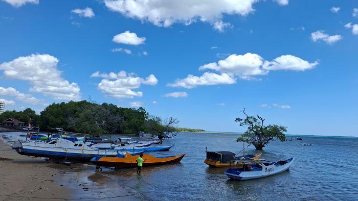 Kapal-nelayan-KUB-angsa-laut-di-Oesapa.jpg