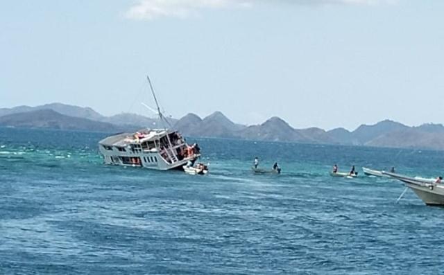 BREAKING NEWS: Kapal Wisata Angkut 37 Wisatawan di Labuan Bajo Kandas Usai Tabrak Karang