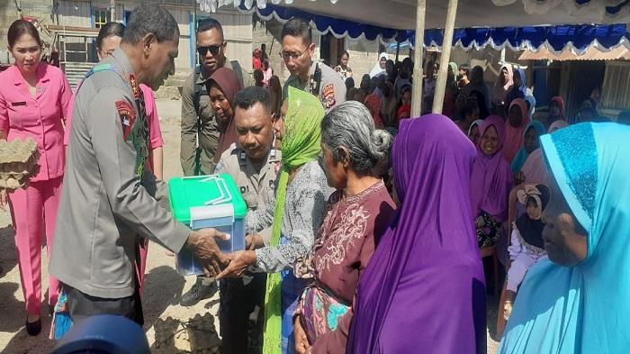 Kapolda NTT Bantu 100 Paket Sembako Bagi Warga di Sulamu
