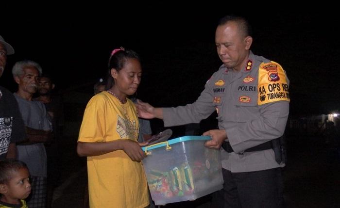 Kapolres Flores Timur NTT Bantu Korban yang Rumahnya Dibakar Saat Konflik Lahan di Adonara