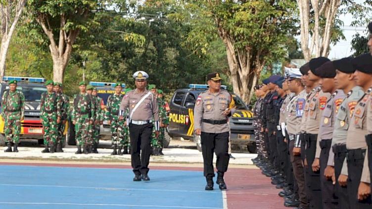Kapolres-Rote-Ndao-AKBP-Mardiono-mengecek-pasukan-saat-Apel-Operasi-Patuh-Turangga-2025.jpg