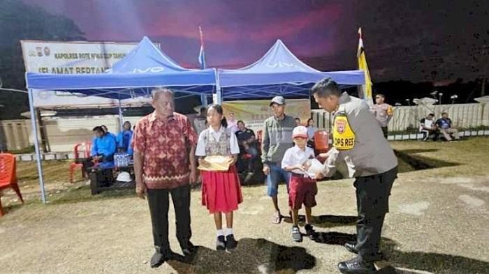 HUT Bhayangkara ke-78, Polres Rote Ndao Beri Beasiswa kepada Dua Pelajar