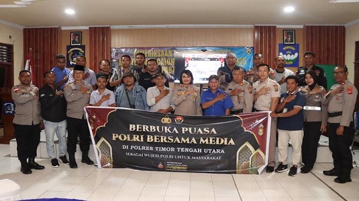Kapolres-TTU-dan-jajaran-bersama-jurnalis-di-Kabupaten-TTU-saat-menggelar.jpg