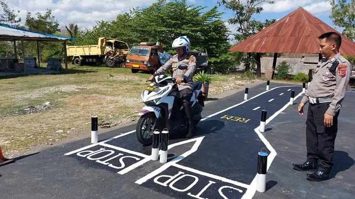Kapolres-Timor-Tengah-Utara-saat-menjajaki-lintasan-ujian-praktek-SIM.jpg
