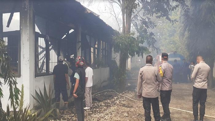 Kantor UPT Dinas Pertanian NTT Terbakar, Kapolresta Kupang Kota Pantau Langsung Proses Pemadaman