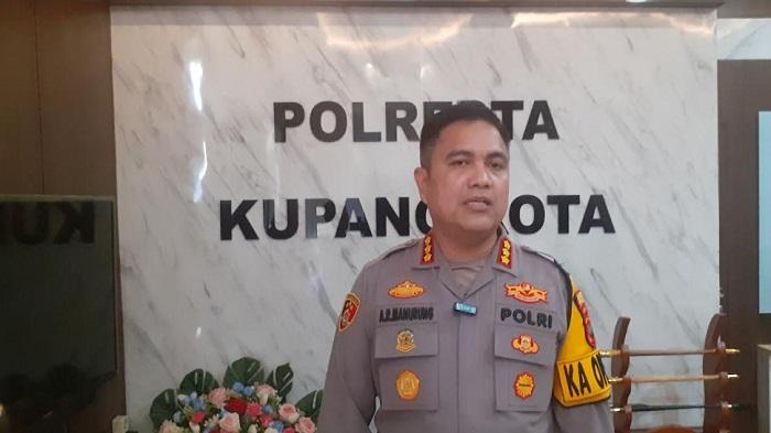 Kapolresta-Kupang-Kota-Kombes-Pol-Aldinan-RJH-Manurung-saat-memberikan-keterangan.jpg