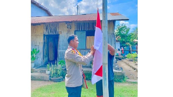 Polsek Mauponggo Bagikan 80 Bendera Merah Putih kepada Warga Desa Wolokisa dan Keliwatulewa