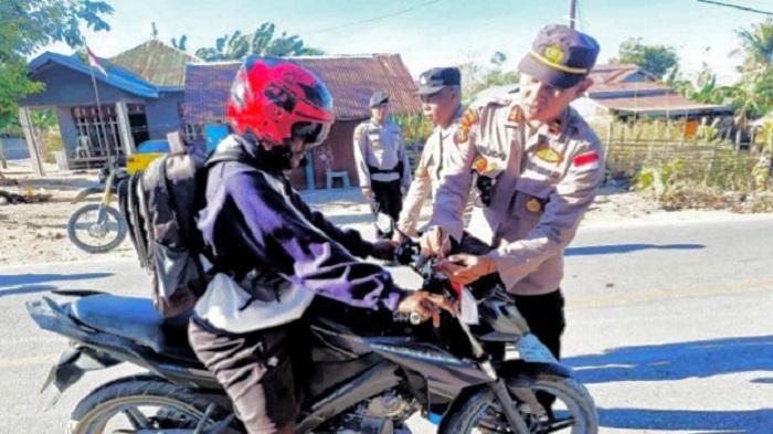 Songsong HUT RI ke-80, Polsek Pantai Baru Bagikan Bendera Merah Putih Gratis