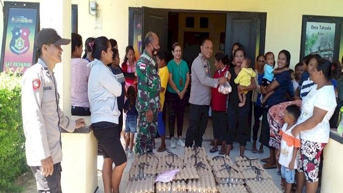 Polsek Sulamu Bagikan Ribuan Telur Kepada 177 Anak Stunting di Sulamu