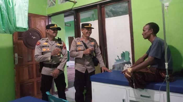 Kapolres Sikka Salurkan Bantuan Kepada Ketua PPK yang Sedang Dirawat di Puskesmas Watubaing