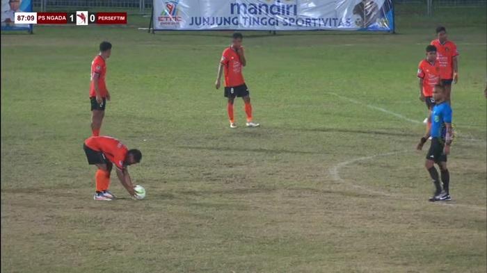 Kapten-PSN-Ngada-Heron-Ago-saat-melakukan-tendangan-bebas-di-babak-kedua.jpg