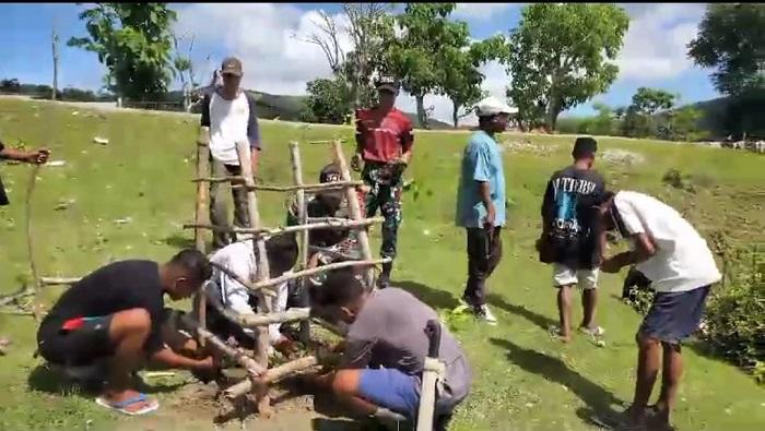 Satgas Pamtas RI-RDTL dan Karang Taruna Nanaenoe Belu Tanam Pohon di Wilayah Rawan Longsor