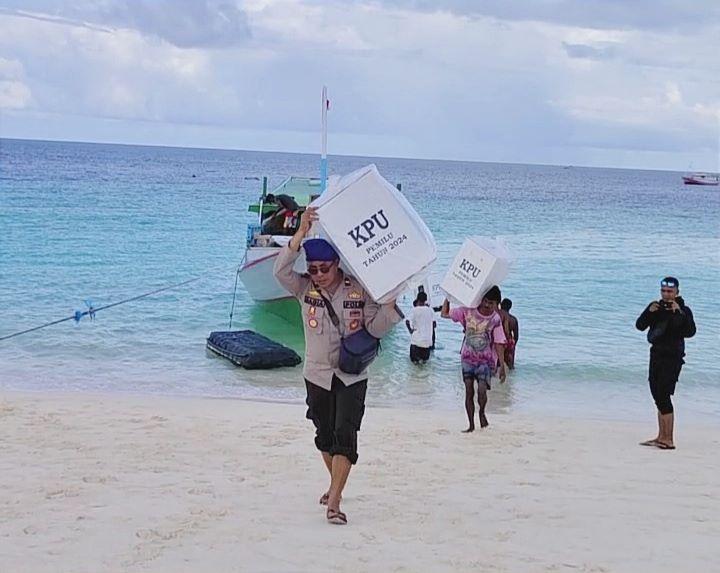 Lipsus - Distribusi Logistik Pemilu 2024 di NTT, Petugas Pikul Kotak Suara Jalan Kaki 9 Kilometer