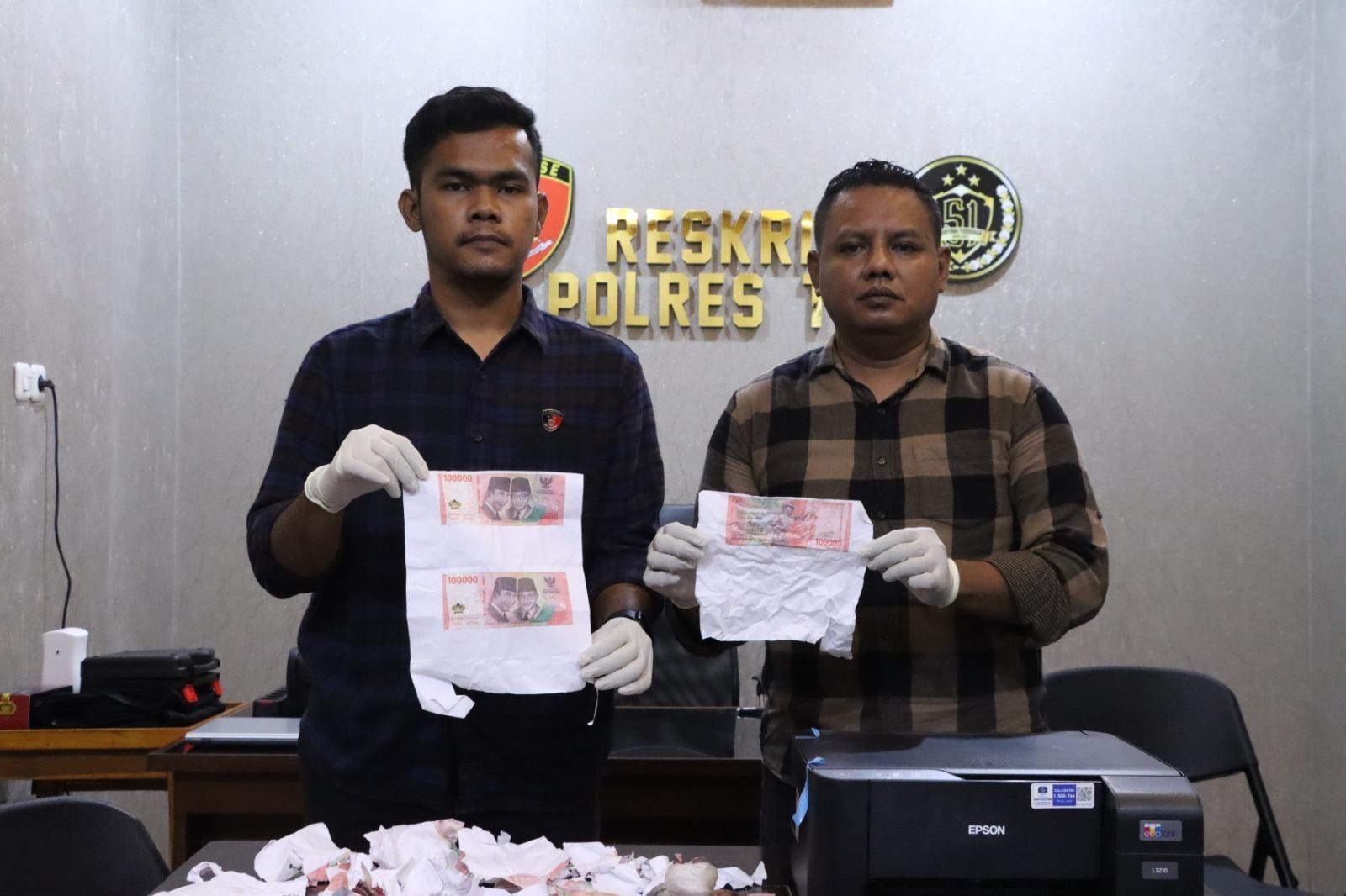 Kasat-Reskrim-dan-Kanit-Tipidter-Polres-TTU-saat-menunjukkan-barang-bukti-kasus.jpg