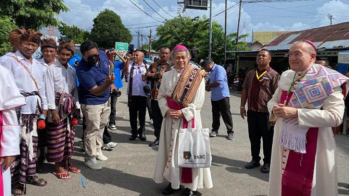 Kedatangan-Mgr-Pierro-Pioppo-dan-para-Uskup-lainnya-untuk-menghadiri.jpg