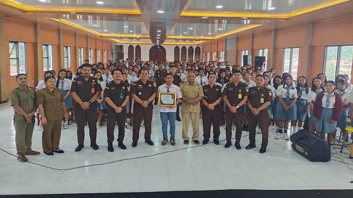 Kejari-Ngada-beri-pencerahan-hukum-bagi-siswa-siswi-di-SMAKS-Regina-Pacis-Bajawa-Senin-3-Juni-2024.jpg