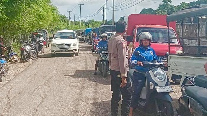 Antrean Kendaraan Mengular di SPBU Rote Ndao, Polisi Siaga