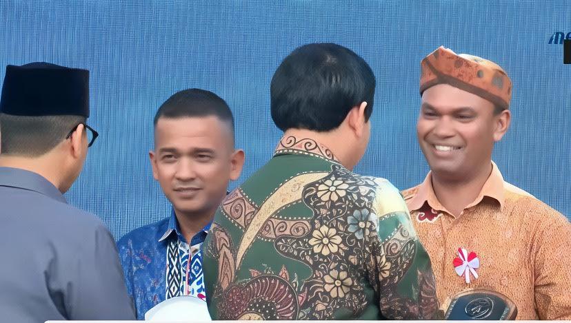 Kepala-Desa-Golo-Loni-Yohanes-B-Okalung-kanan-saat-menerima-penghargaan-nasional.jpg
