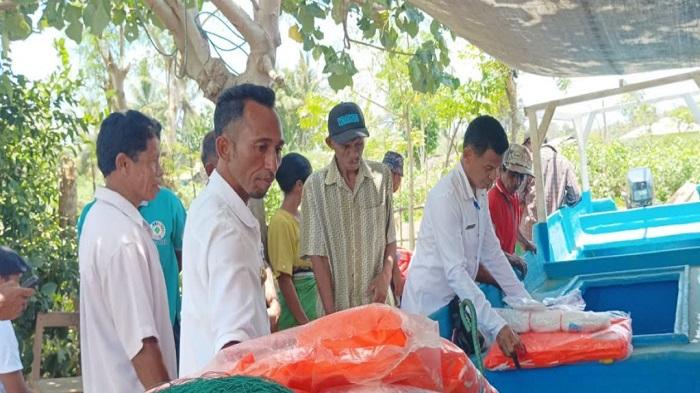 Kepala-Desa-Motaain-Ambrosius-Klau-memberi-bantuan-1-unit-kapal-kepada-kelompok-nelayan.jpg