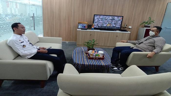 Kepala-Kantor-Imigrasi-Maumere-Eko-Julianto-saat-berkunjung-di-kantor-BRI-Maumere.jpg