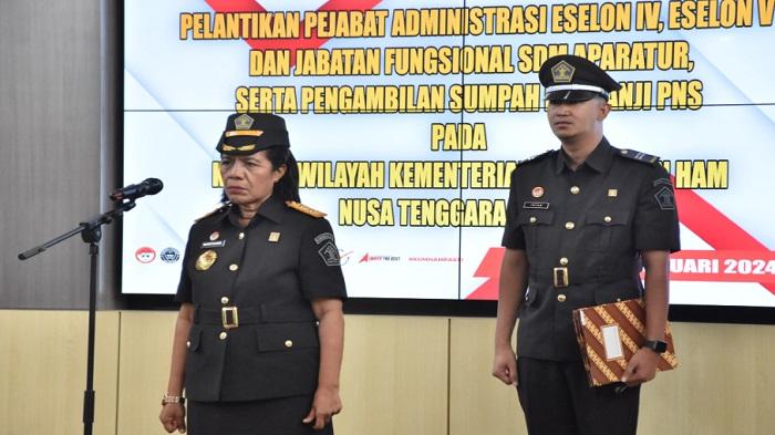Kepala-Kanwil-Kemenkumham-NTT-Marciana-Dominika-Jone-melantik-sejumlah-pejabat.jpg