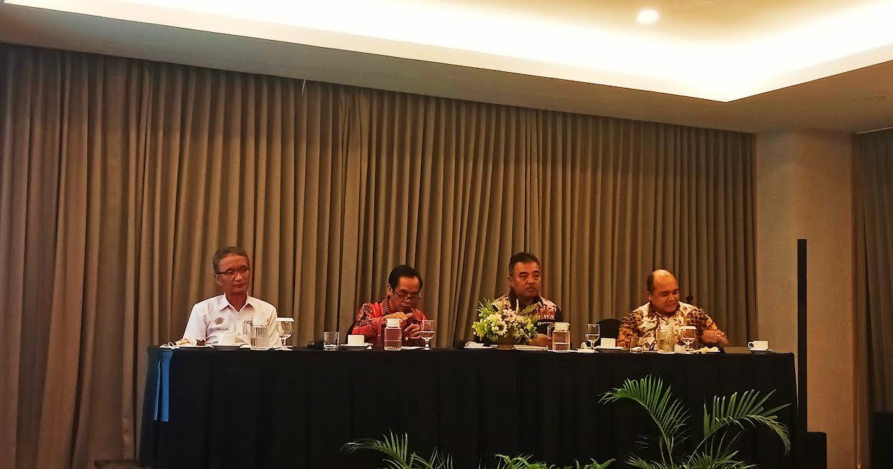 Kepala-OJK-NTT-Japarmen-Manalu-kedua-dari-kiri-pada-saat-Konferensi-Pers.jpg