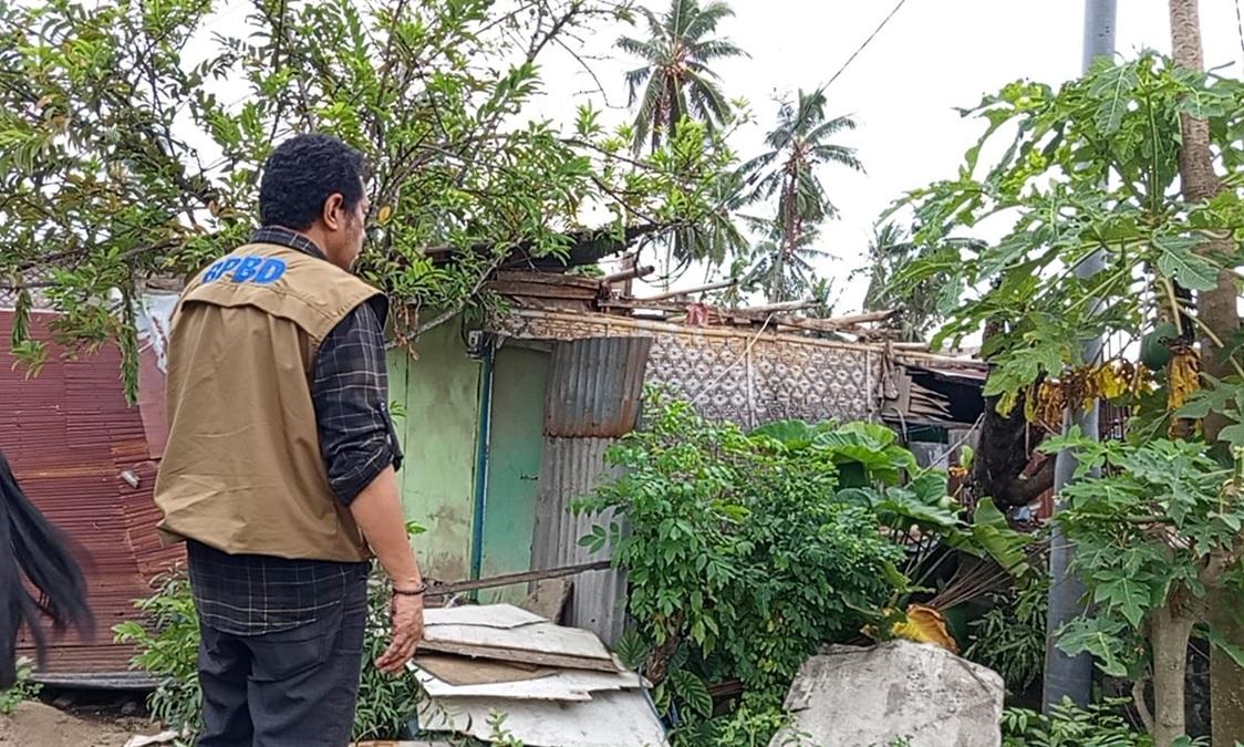 Kepala-Pelaksana-BPBD-Kabupaten-Ende-Marselus-Ekleanus-Meta-saat-meninjau-lokasi.jpg