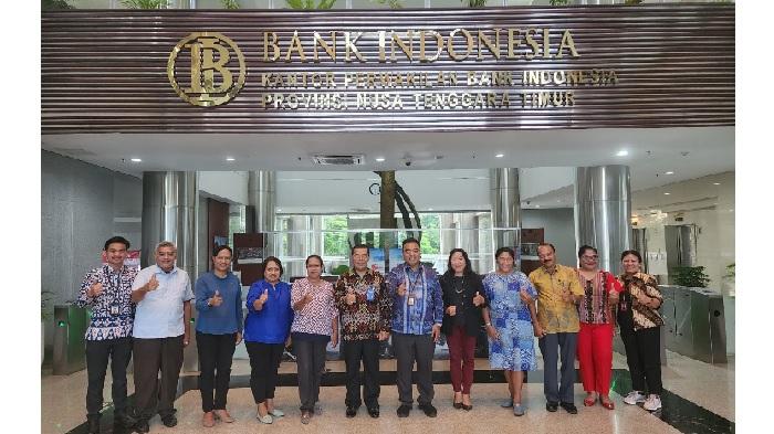 Kepala-Perwakilan-Bank-Indonesia-NTT-Donny-H-Heatubun-bertemu-ketua-ise-kupang.jpg