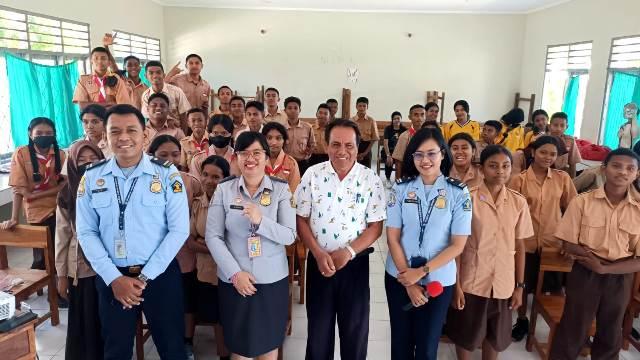 Imigrasi Goes To School SMAN 8 Kupang