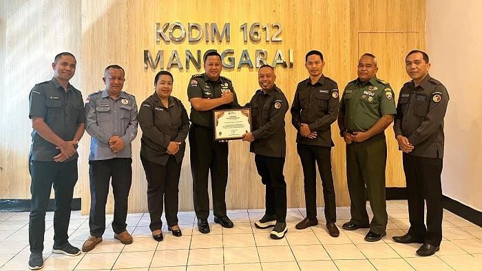 Bawaslu Manggarai Beri Penghargaan untuk Kodim 1612/Manggarai