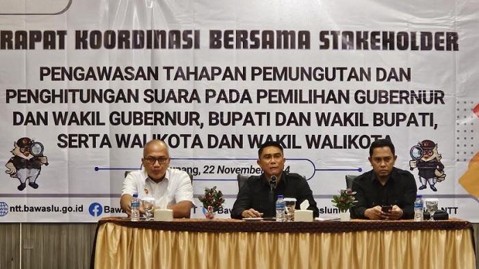 Ketua-Bawaslu-NTT-saat-memimpin-Rapat-Koordinasi-bersama-stakeholder.jpg