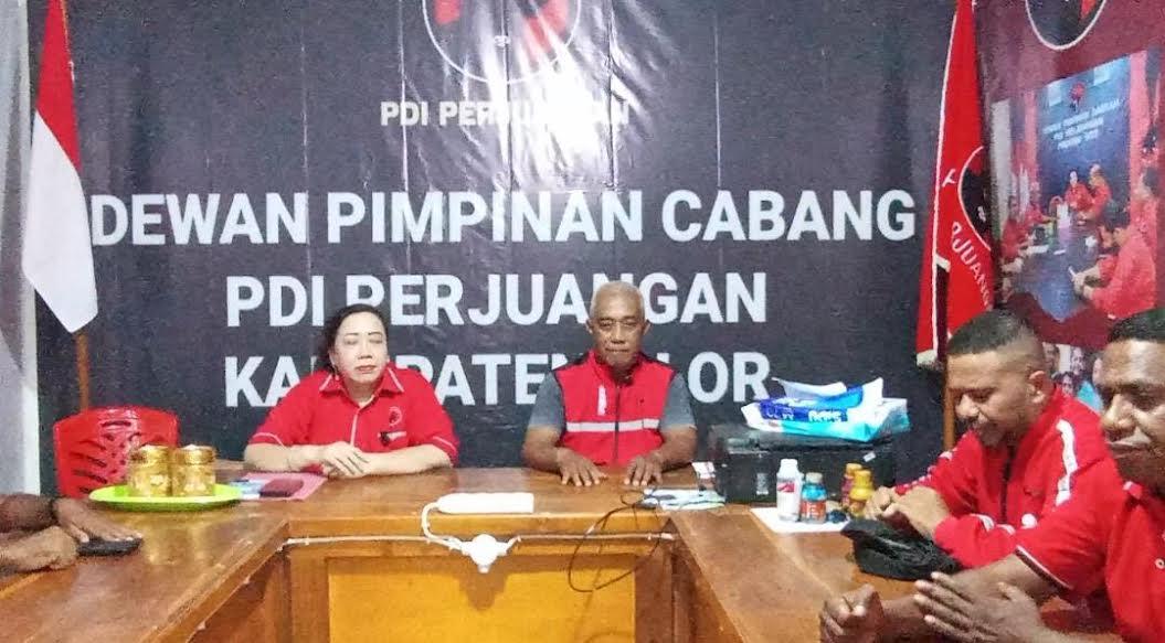 Ketua-DPC-PDIP-Alor-Enny-Anggrek-SH-kiri-bersama-Sekretaris-DPC-PDIP-Alor-Daud-Pong.jpg