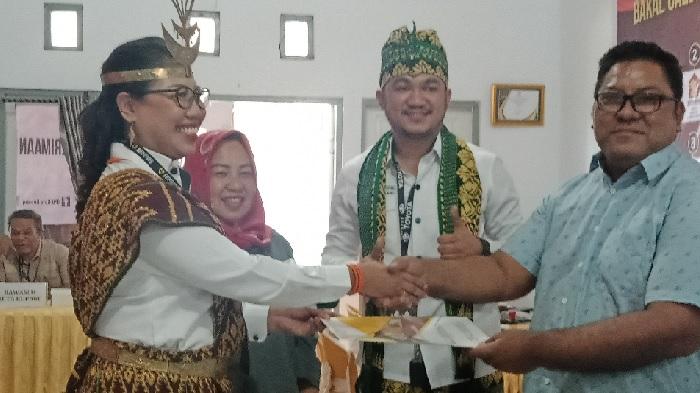 Ketua-DPC-PKB-Kota-Kupang-Theodora-Ewalde-Taek-saat-menerima-berita-acara-Bacaleg.jpg